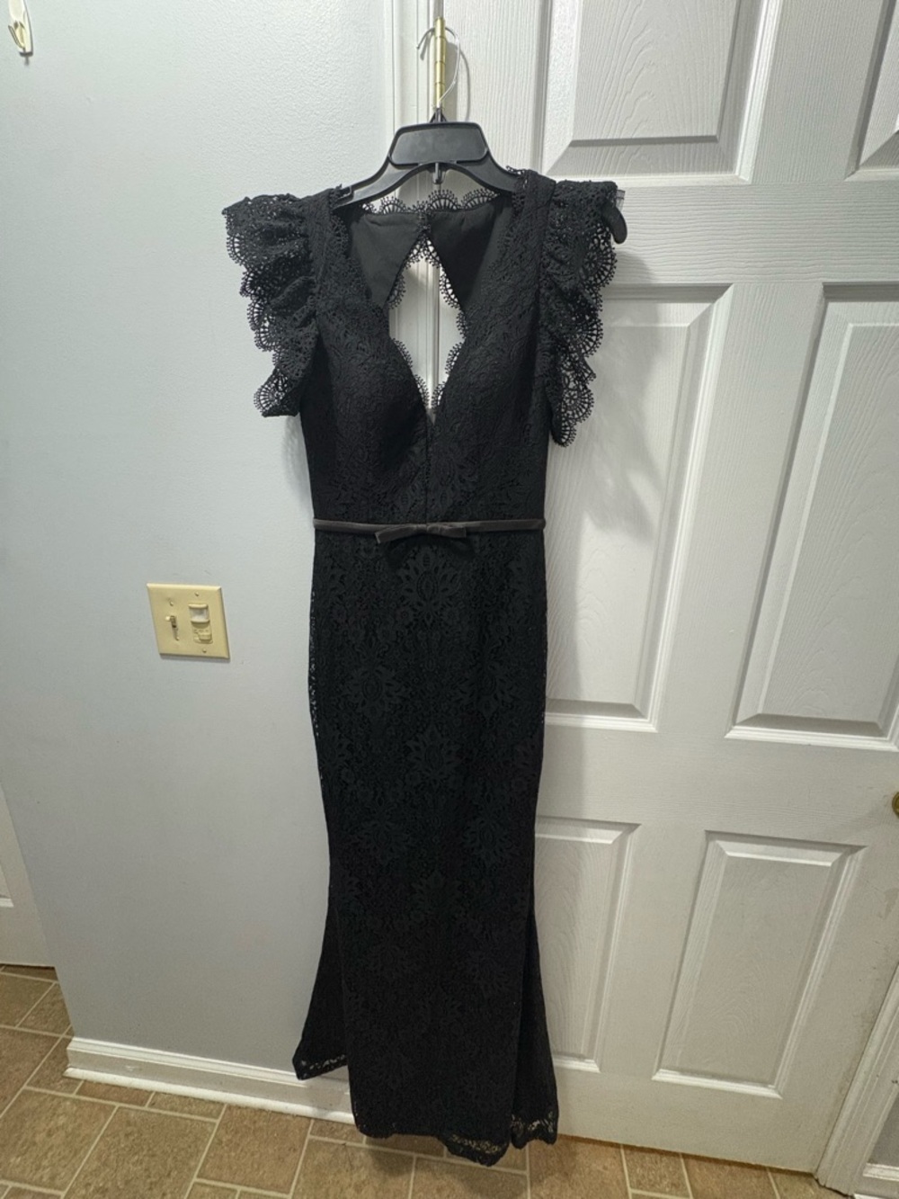 Basixs Black Label Black Lace Gown Ruffled Cap Sleeves Bow Open Back Size 0